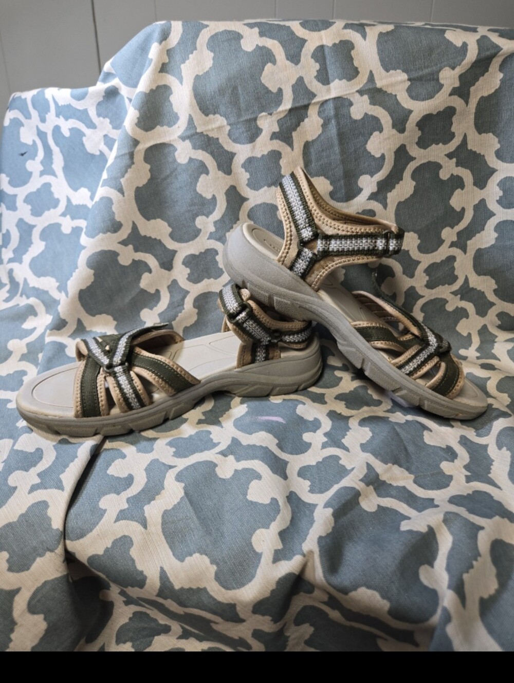 LAND'S END WOMENS All weather strappy sandals sz 8B water friendly